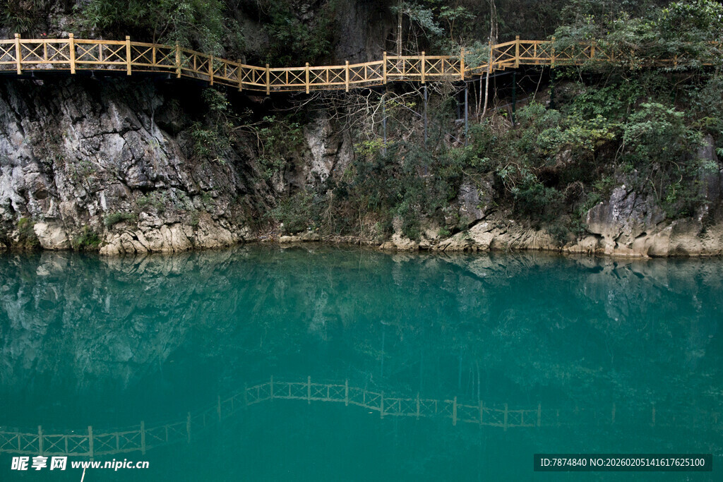 荔波山间碧湖栈道美景