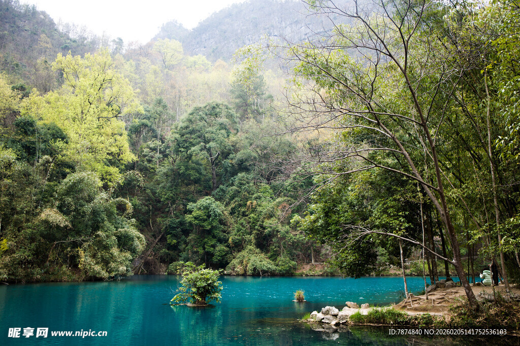 荔波碧绿幽潭 山林环绕之景