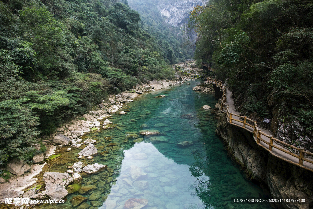 荔波山间碧溪伴栈道美景