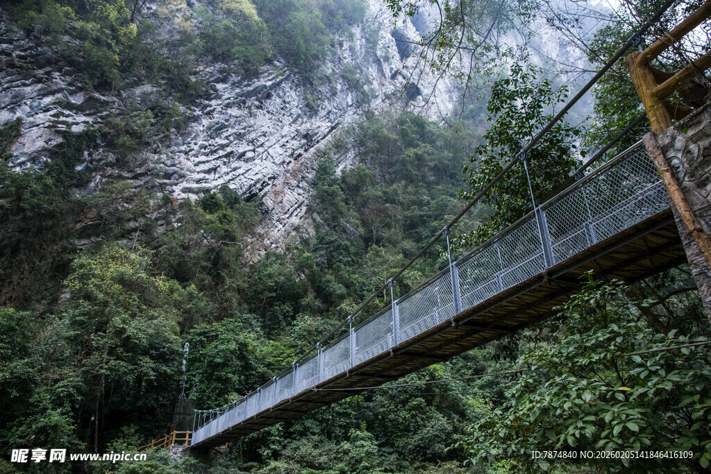 荔波山间悬空玻璃栈道景观