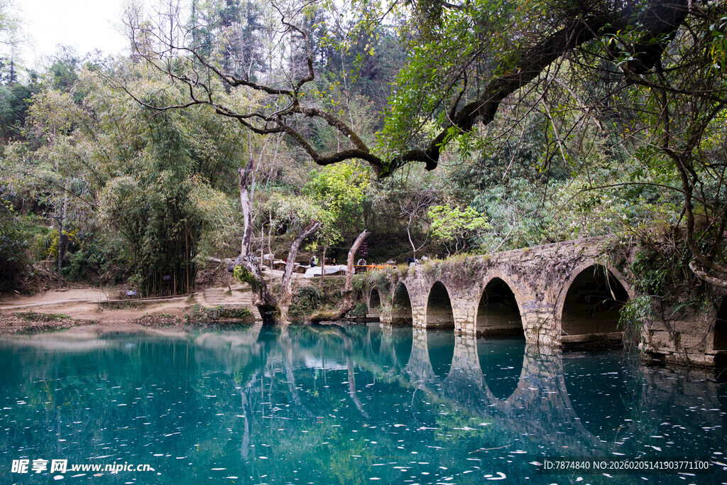 荔波古桥映于幽蓝湖水之景