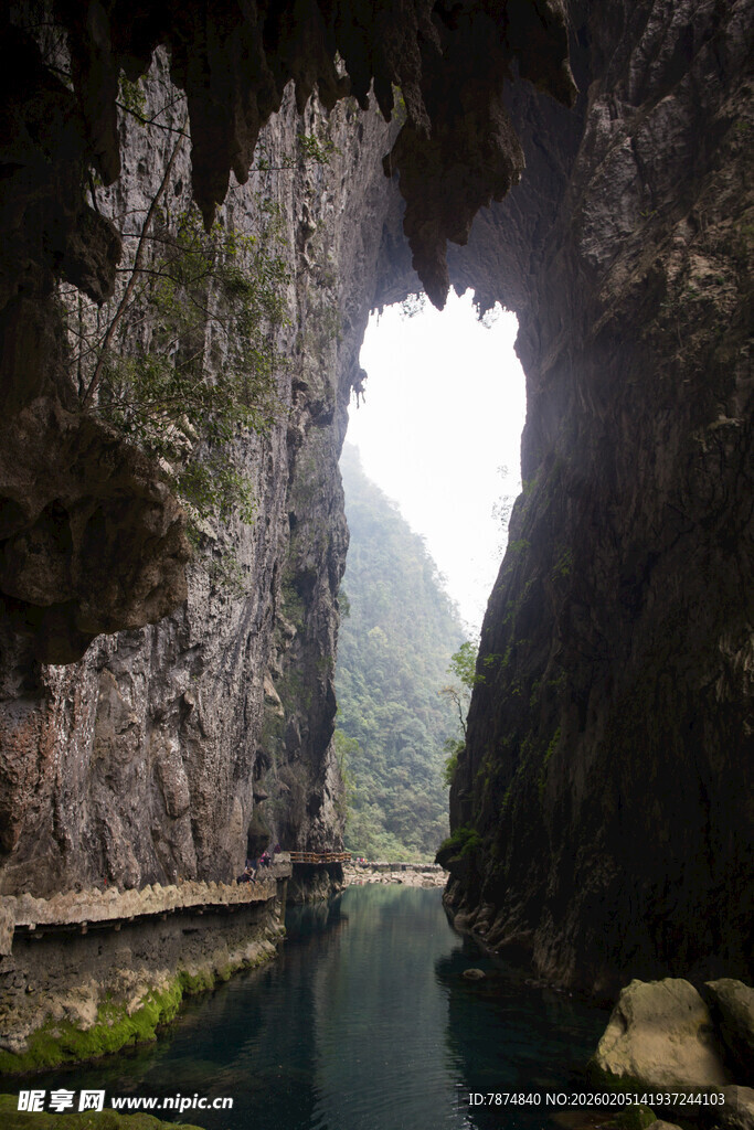 荔波溶洞中的静谧水道