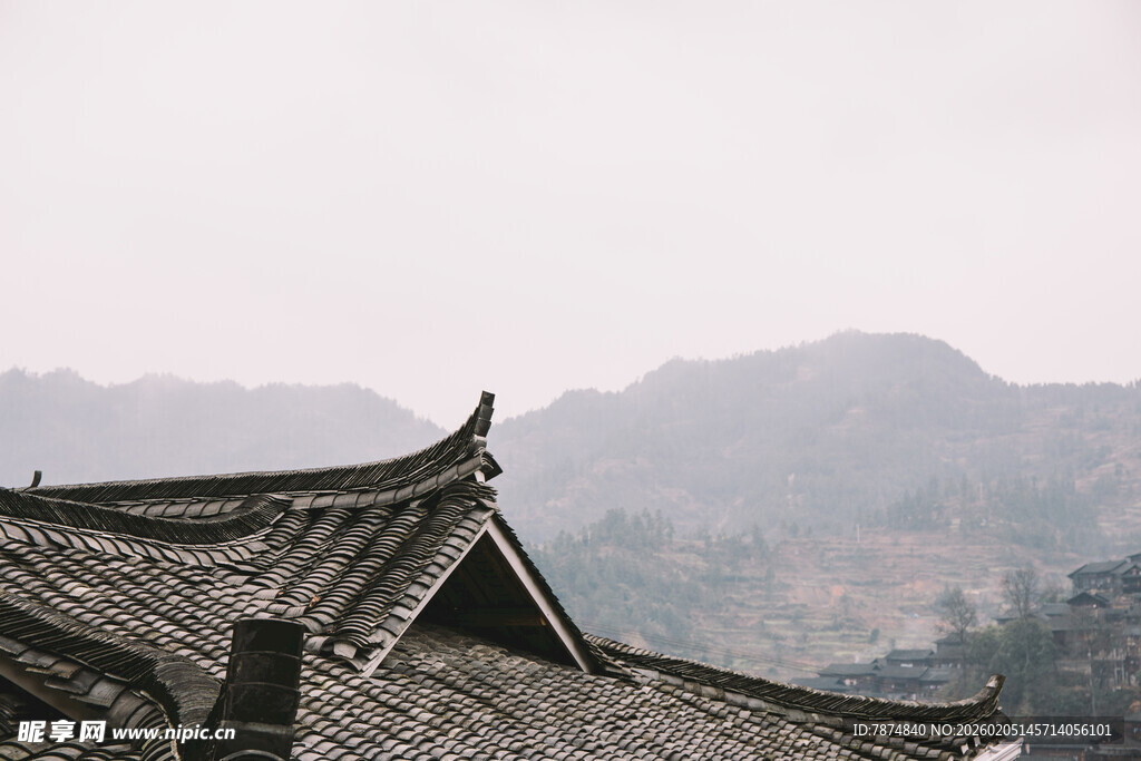 中式古屋顶与远山景致
