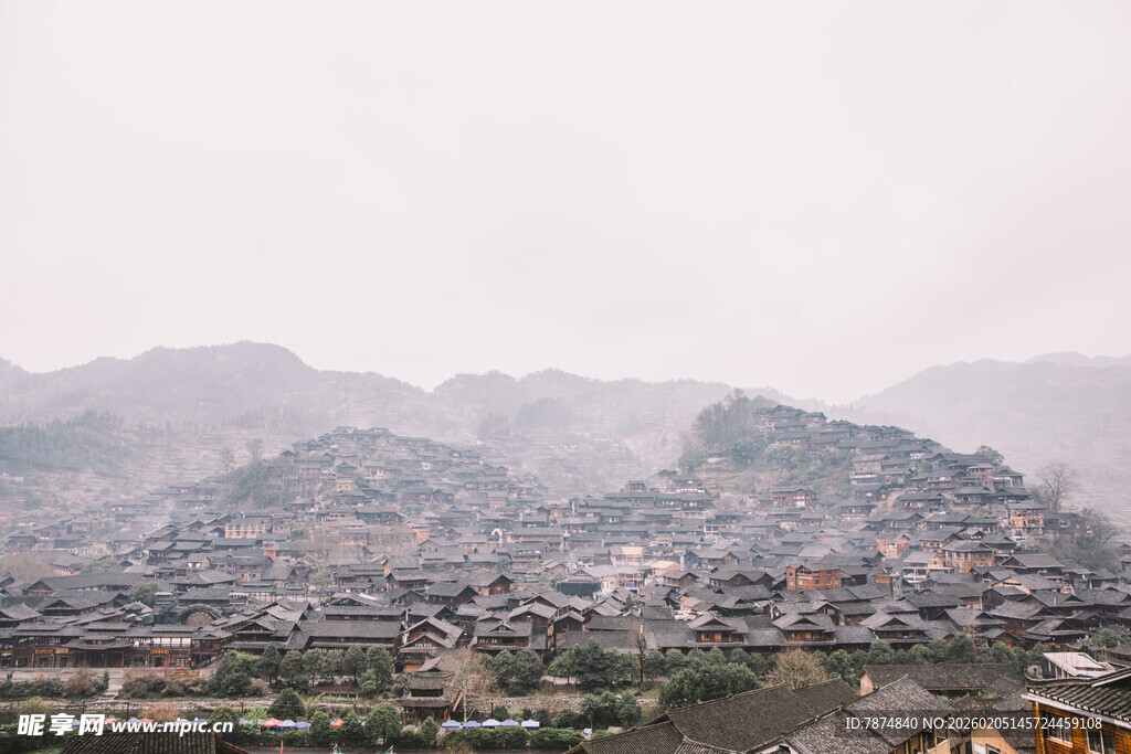 山间朦胧小镇风景