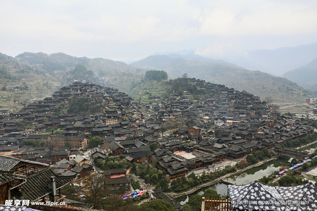 山间村落全景