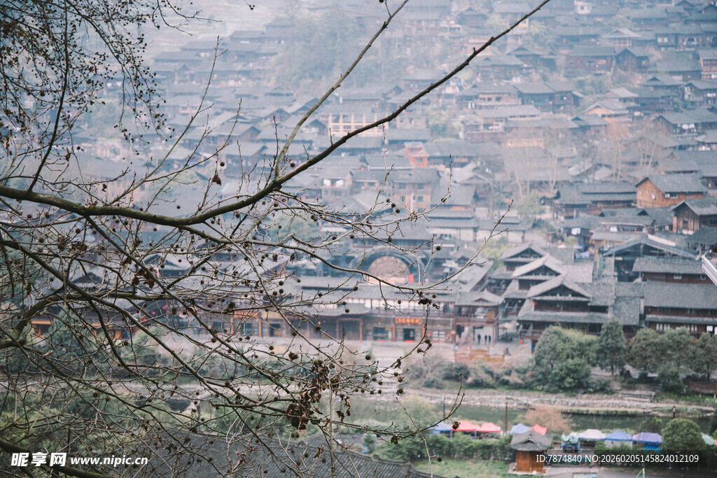 俯瞰山间村落美景