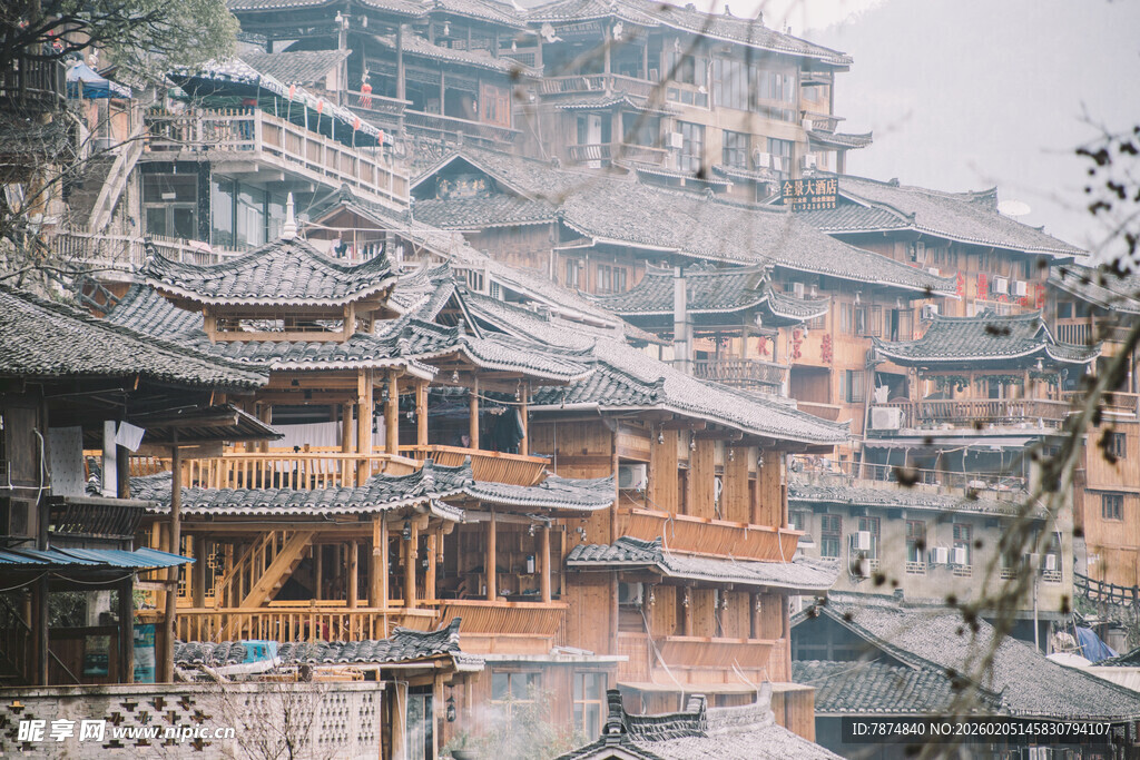 苗寨木质建筑群景观