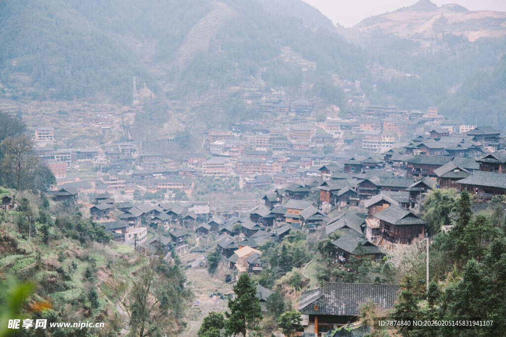 山间古朴村落景观