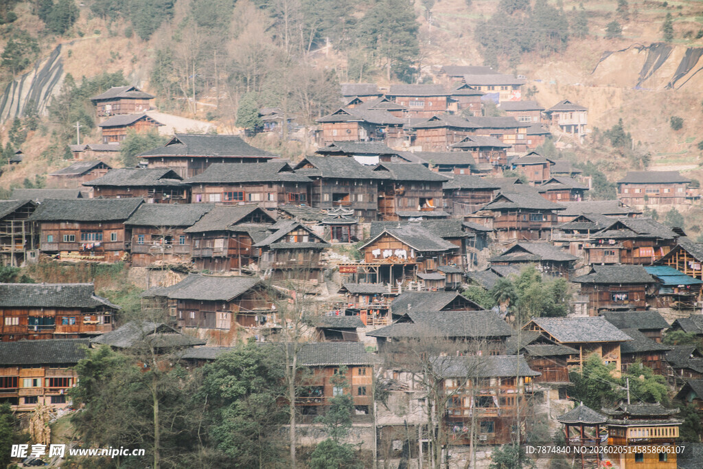 苗寨村落全景
