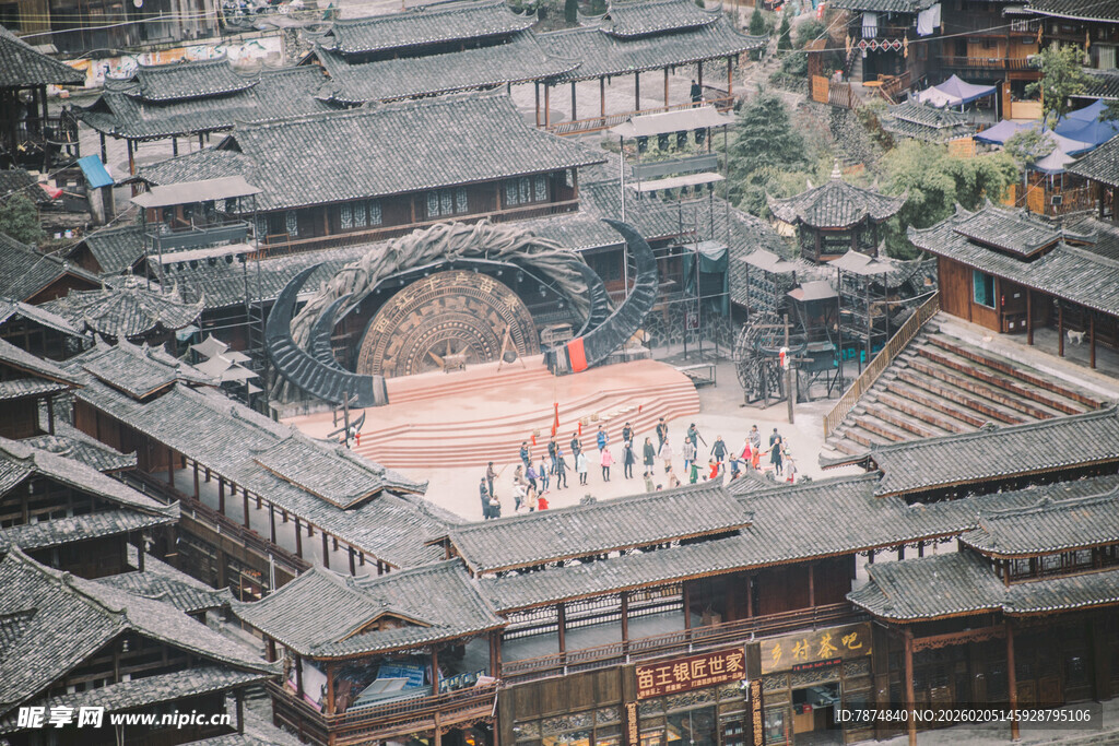 古街拱桥下的热闹景象