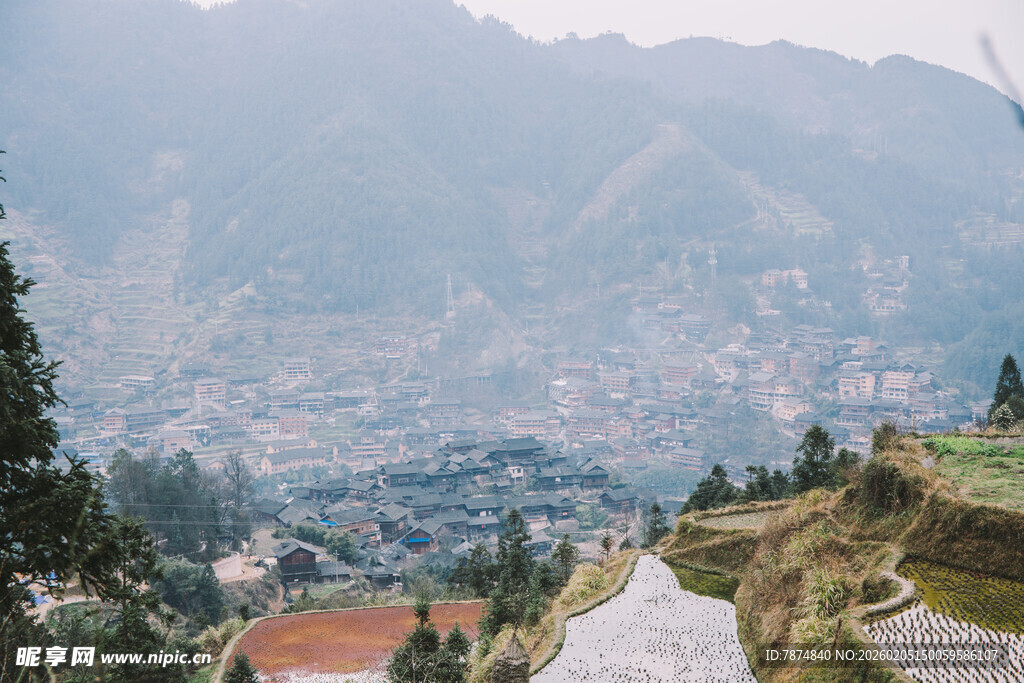 俯瞰山间城镇美景