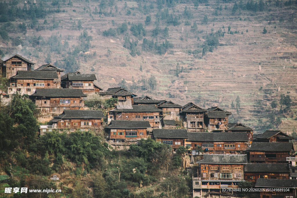 苗寨依山而建的古朴村落