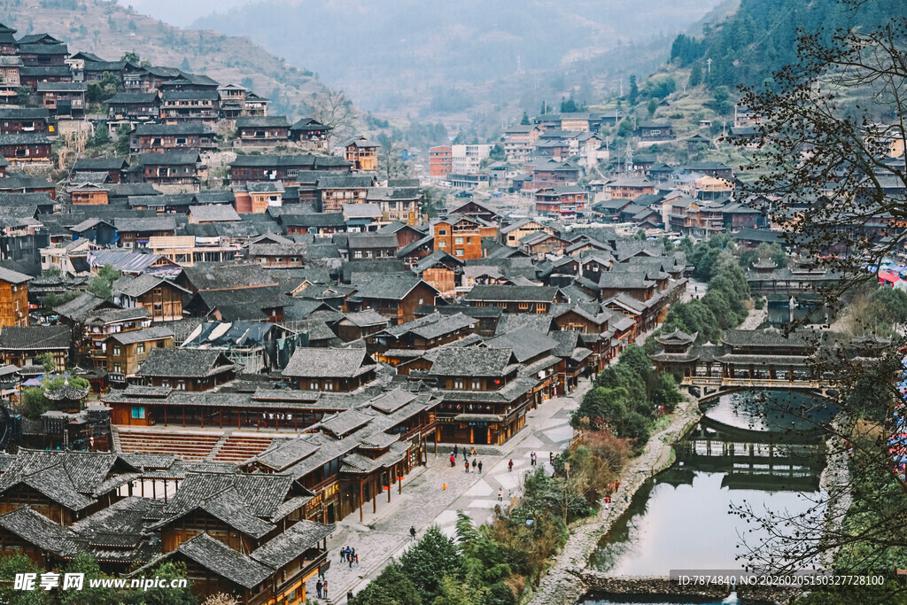 苗寨全景