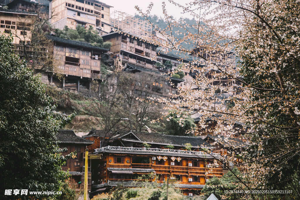 山间错落有致的传统民居