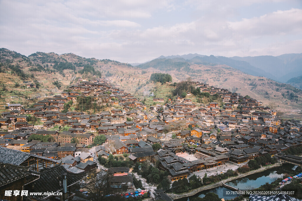 俯瞰山间小镇美景