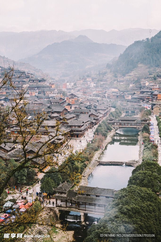 千户苗寨俯瞰山间古村落美景