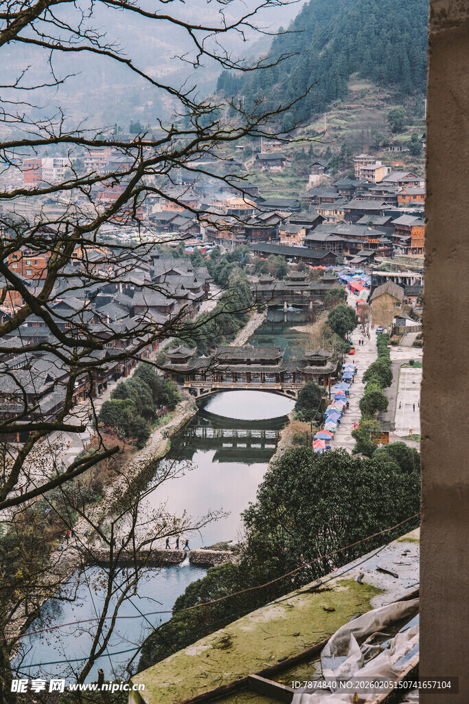 千户苗寨俯瞰山间小镇美丽景致