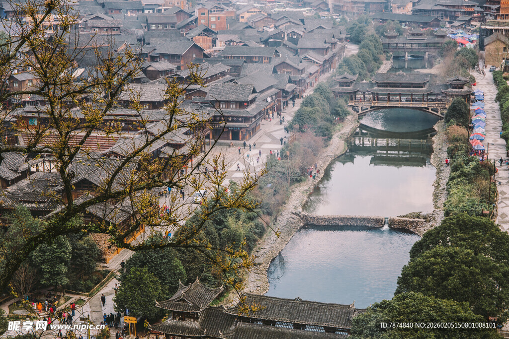 苗寨俯瞰古城镇与河流景观