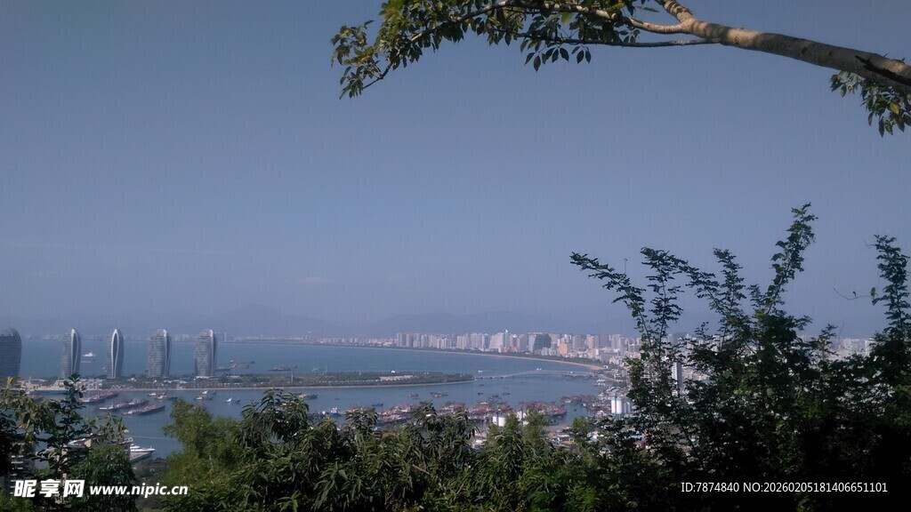 三亚城市远景中的桥梁与天际线