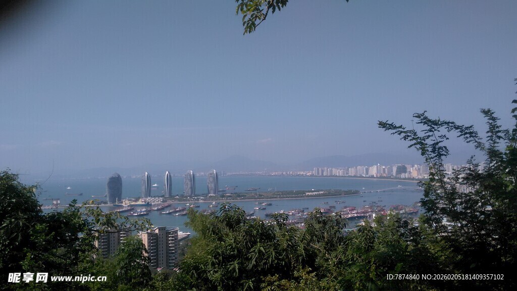 三亚俯瞰城市与水域景观