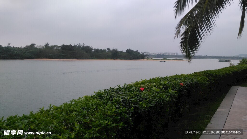 三亚河畔绿植环绕的宁静风景