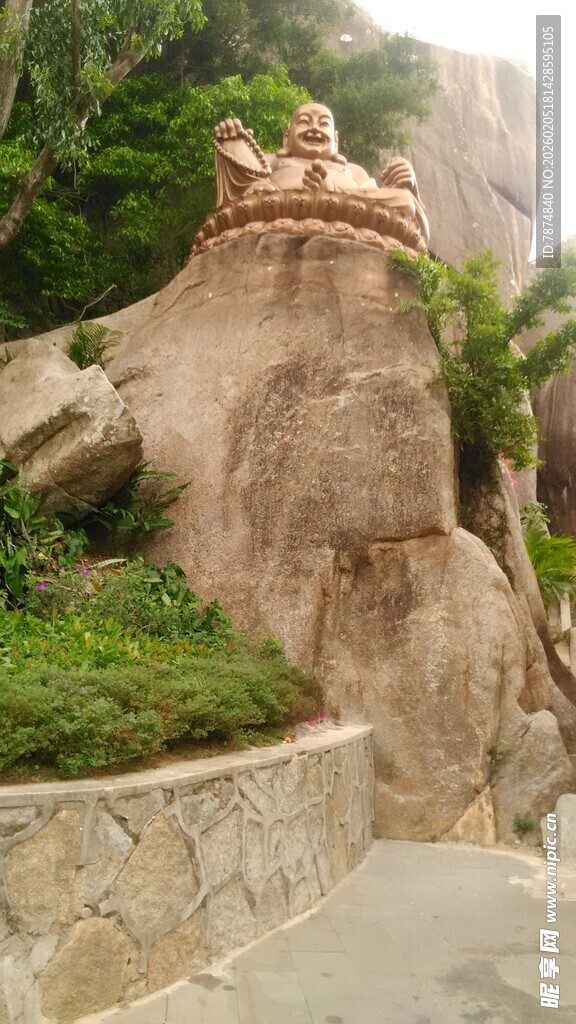 三亚假山景观上的雕塑装饰