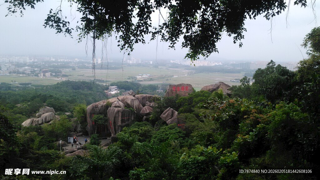 三亚俯瞰山林间的城镇景色