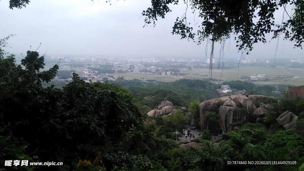 三亚山顶俯瞰城市与自然景观