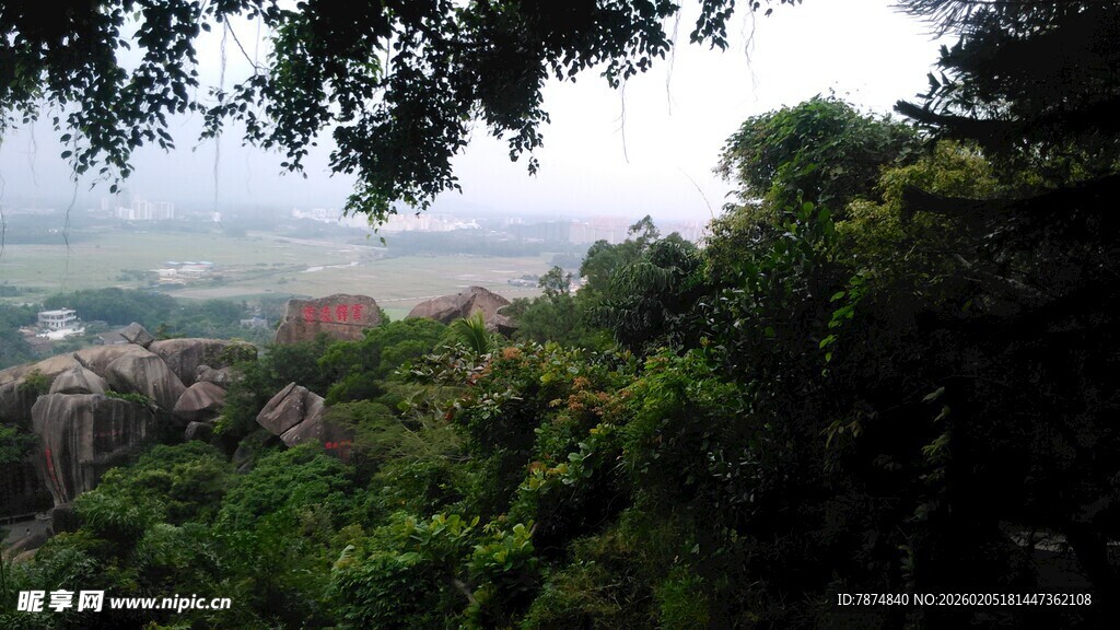 三亚山林间俯瞰远处景致