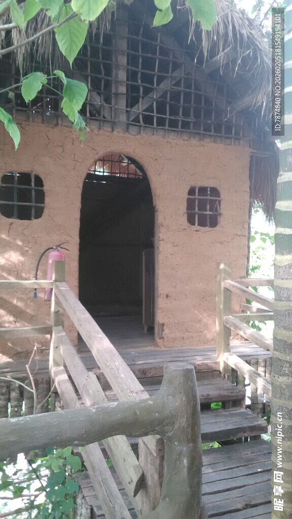 三亚古朴木屋立于林间小道