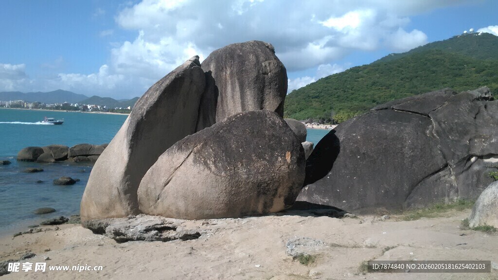 三亚海边奇特巨石景观