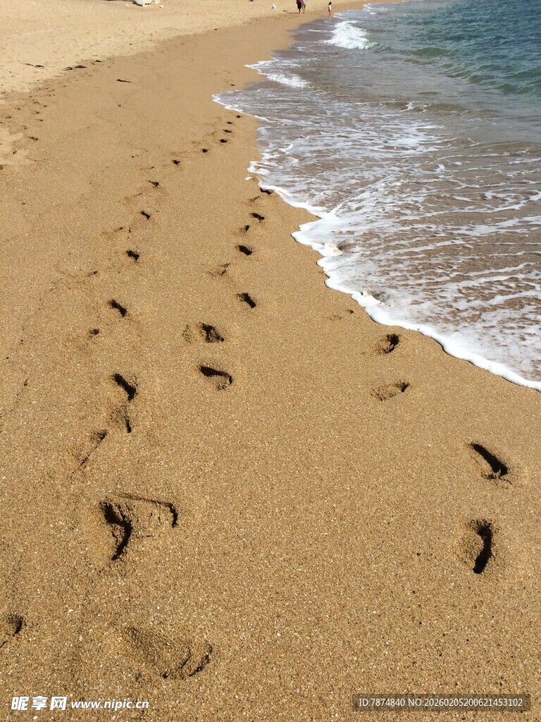 三亚沙滩上的脚印与海浪