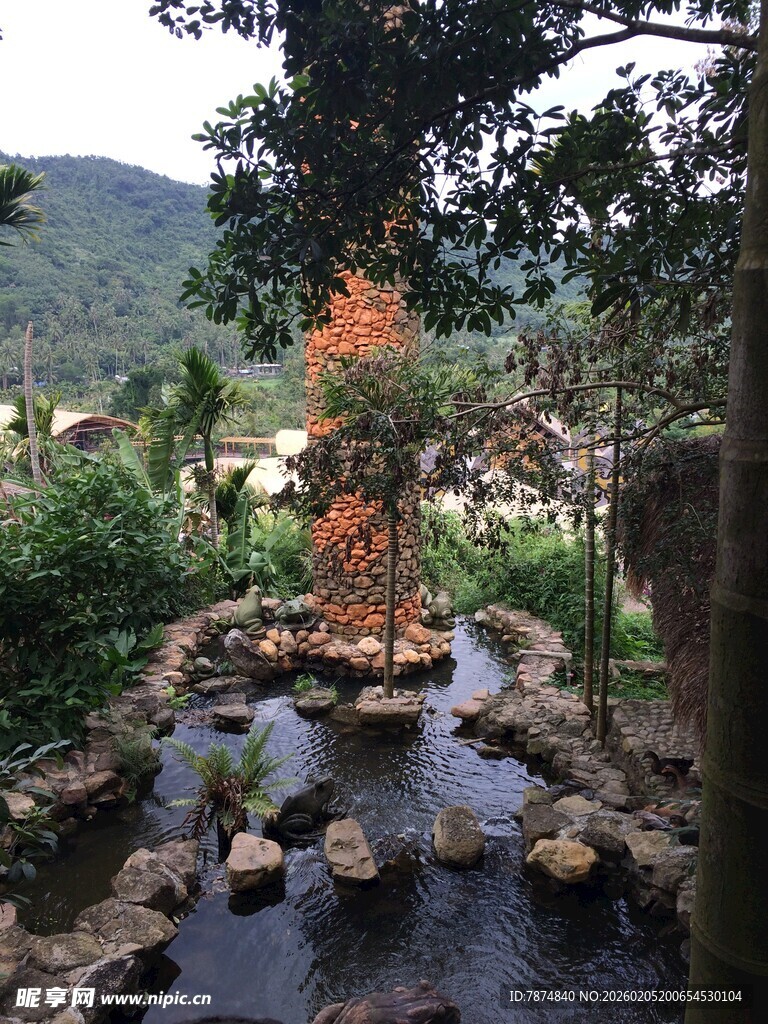 三亚日式庭院中的潺潺溪流