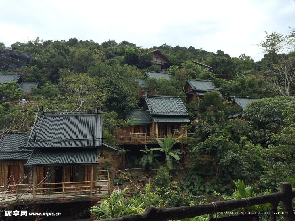 三亚山林中的木质度假小屋