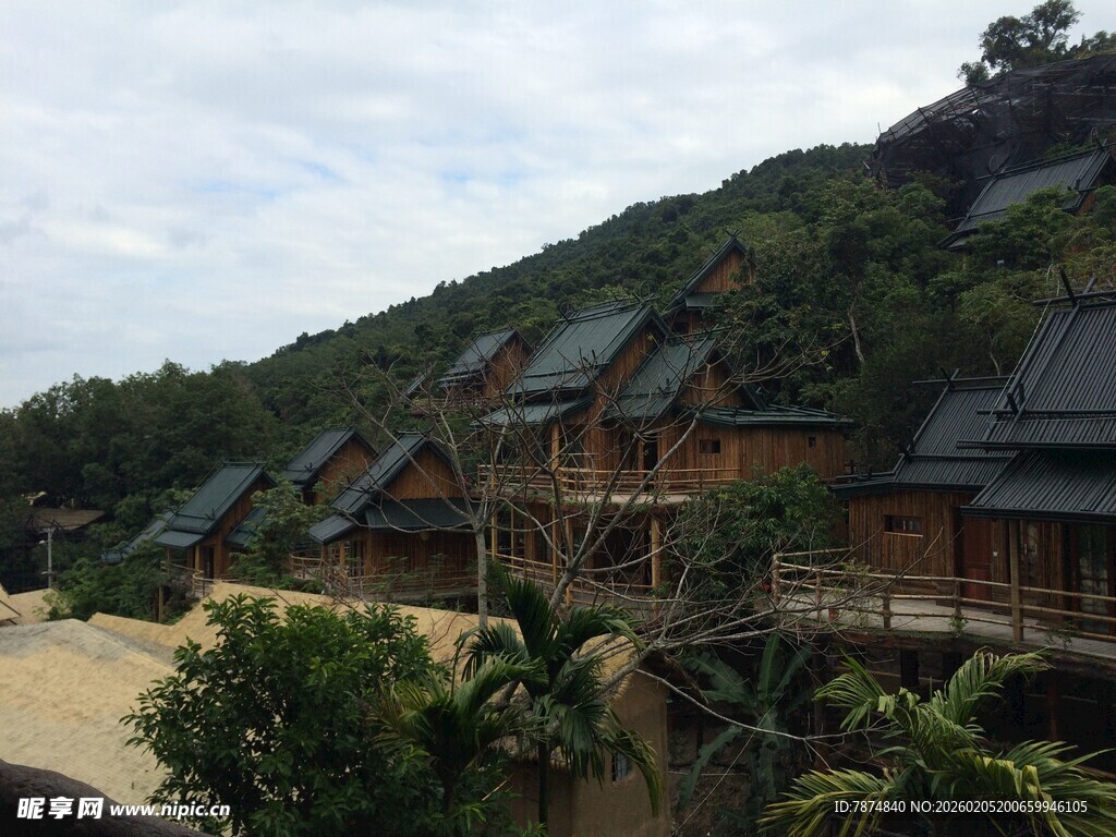 三亚山间特色木屋景观