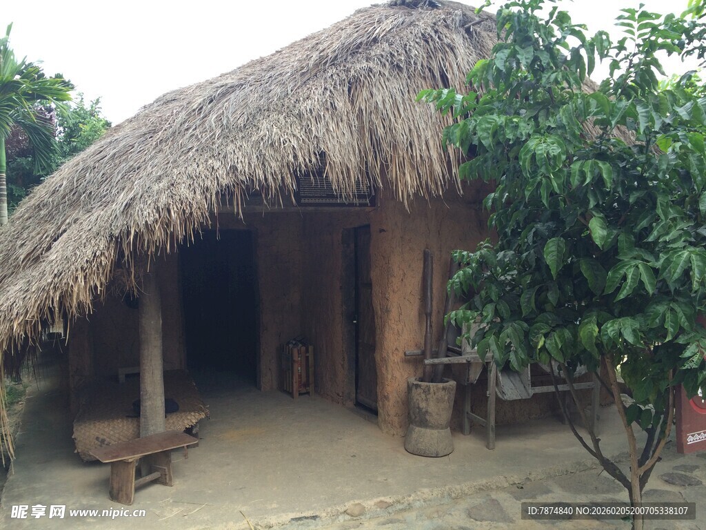 三亚乡村茅草小屋景观