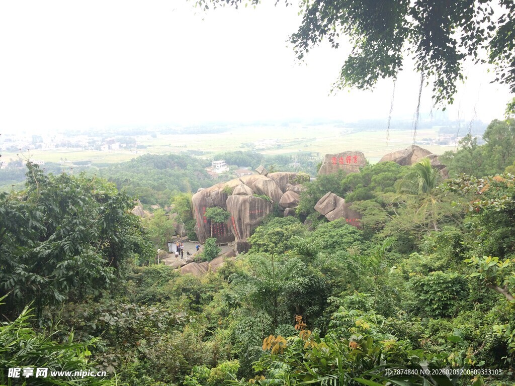 三亚山林间的嶙峋怪石景观