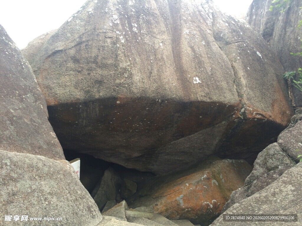 三亚山间巨石下的天然洞穴