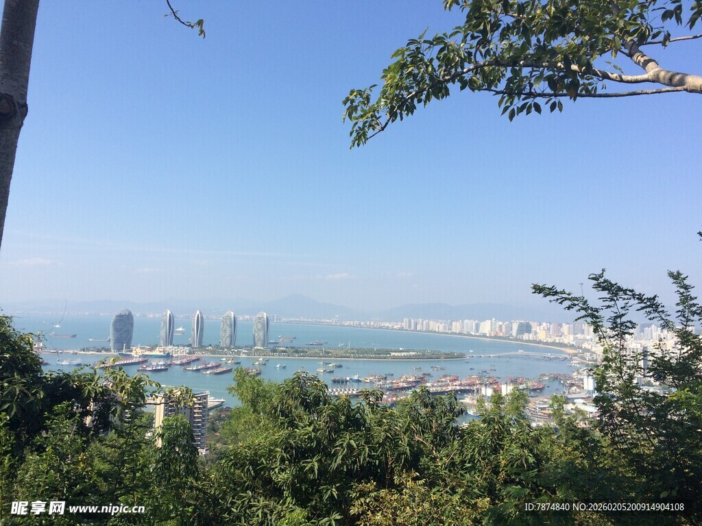 三亚俯瞰城市与海景的自然风光