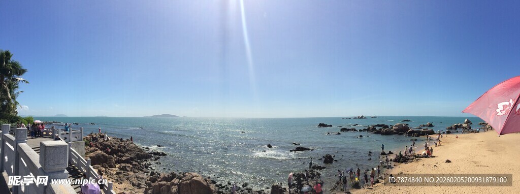 三亚海边美景 沙滩与遮阳伞