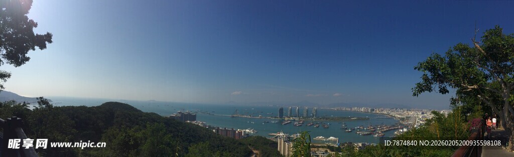 三亚山顶俯瞰城市与海景风光