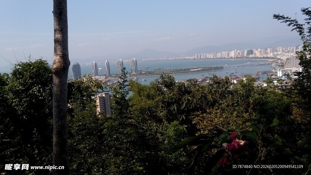 三亚俯瞰山林与远方城市景观