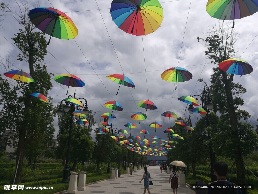 三亚彩色伞装点的梦幻步道