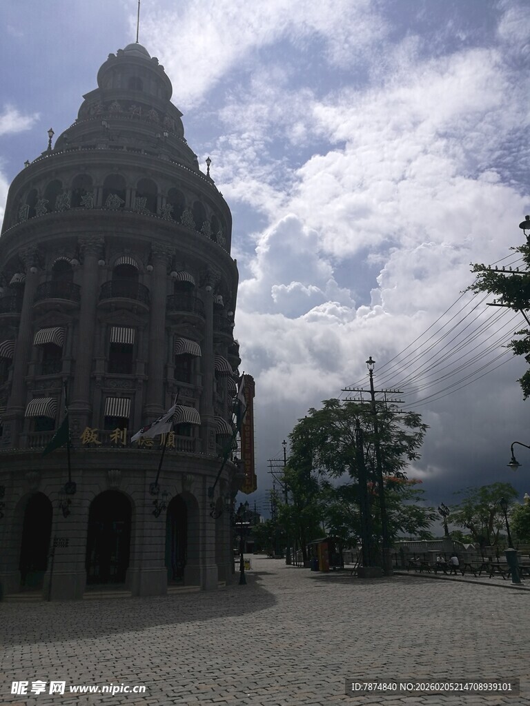 三亚古老建筑前的开阔广场