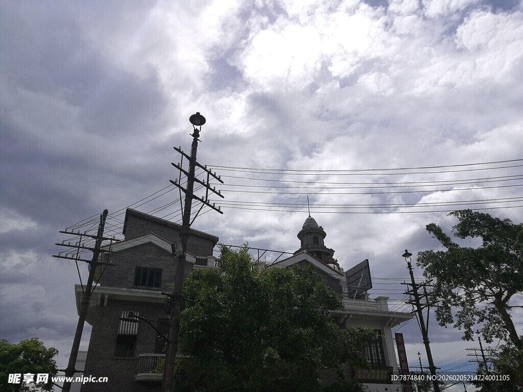 三亚阴天中的建筑与林立电杆
