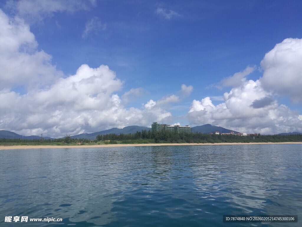 三亚碧海蓝天中的美丽海滨风光