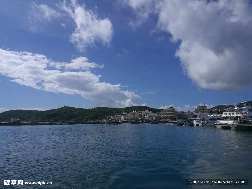 三亚海滨风光 蓝天白云与水域