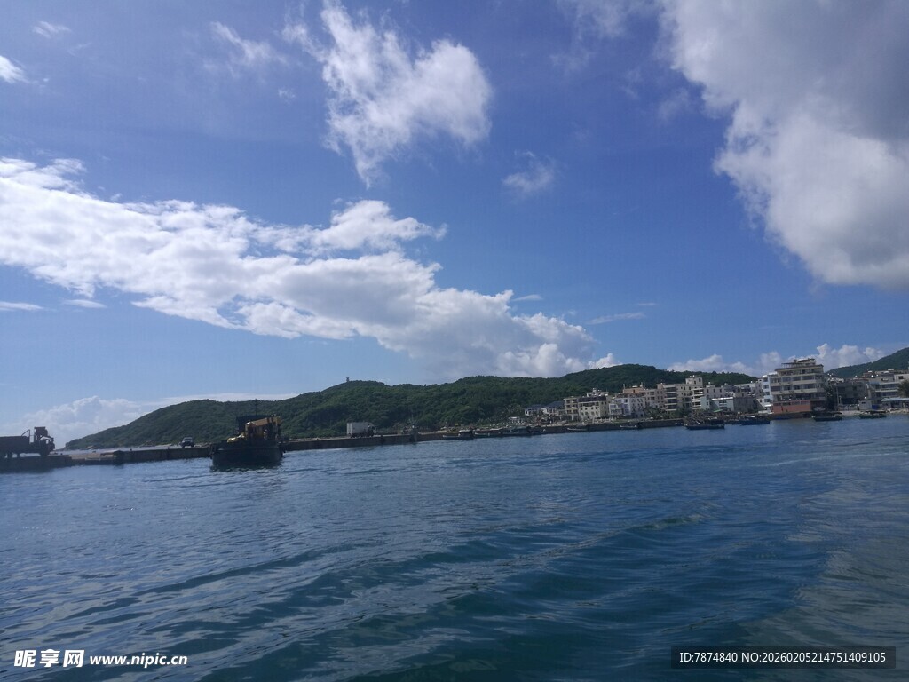 三亚海上风光 远处山峦与船只