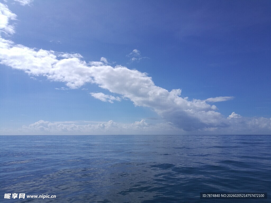 三亚蔚蓝大海上的白云奇景