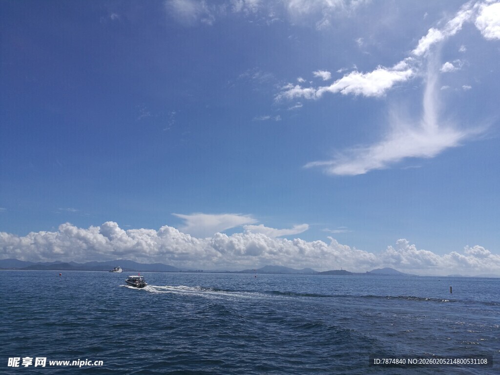 三亚海上风光 小船破浪前行